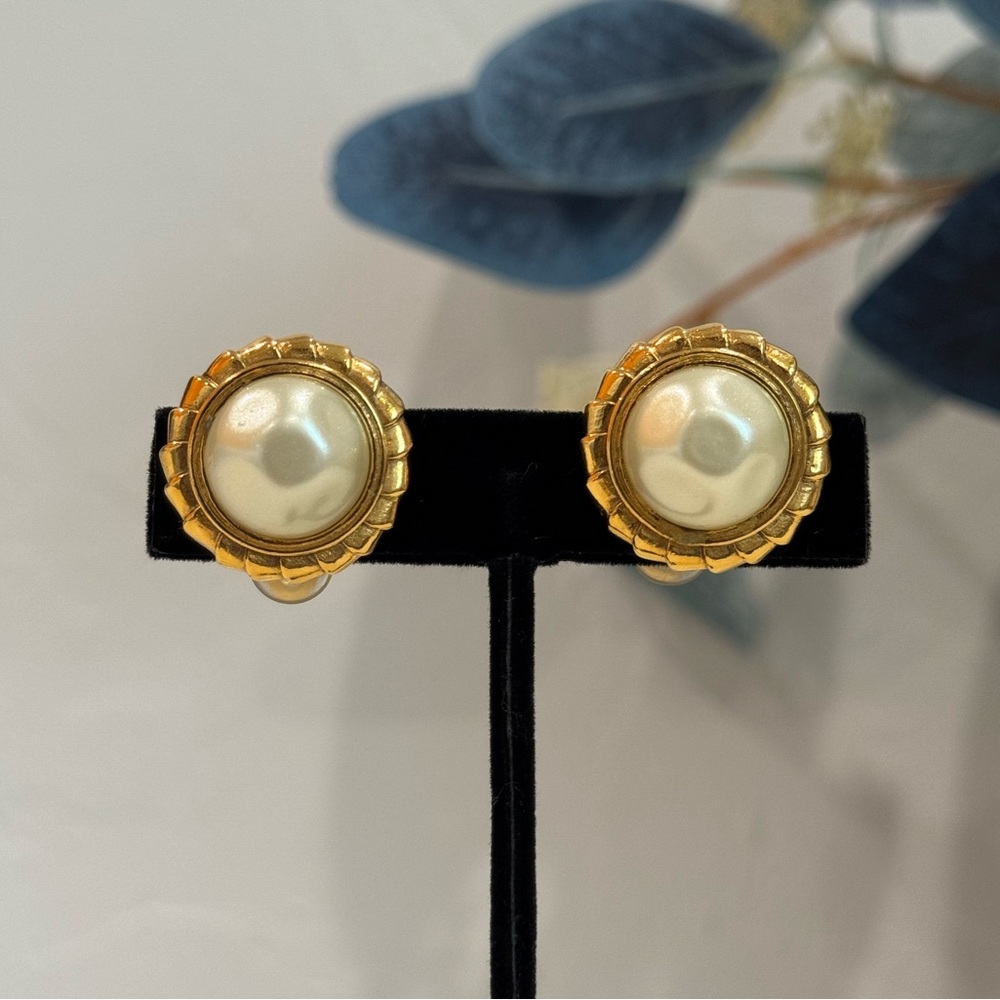SOLD‼️Chanel 1980s Faux Pearl Button Clip-On Vintage Earrings - Picture 4 of 16